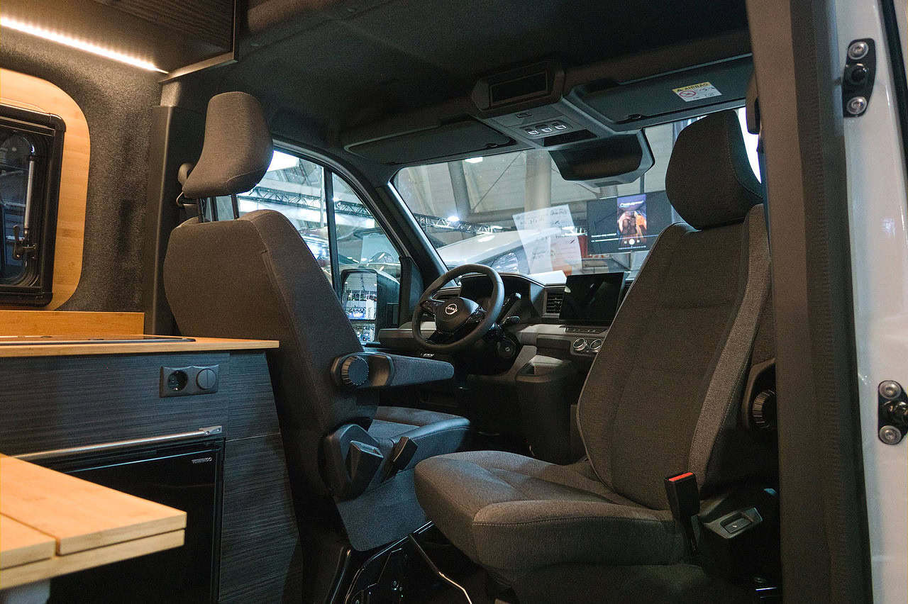 E-Camping neu gedacht: Was das Reichweiten-Wunder Nissan Interstar Eifelland auf der CMT so besonders macht 2 nissan interstar eifelland fahrerkabine