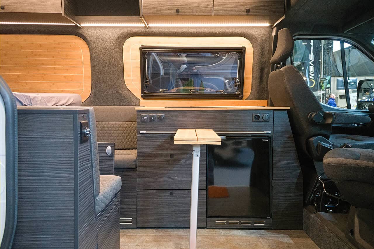 E-Camping neu gedacht: Was das Reichweiten-Wunder Nissan Interstar Eifelland auf der CMT so besonders macht 7 nissan interstar eifelland innenansicht 1