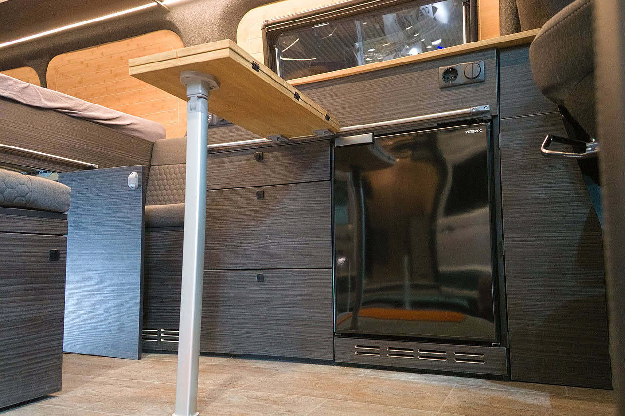 E-Camping neu gedacht: Was das Reichweiten-Wunder Nissan Interstar Eifelland auf der CMT so besonders macht 11 nissan interstar eifelland kueche 1