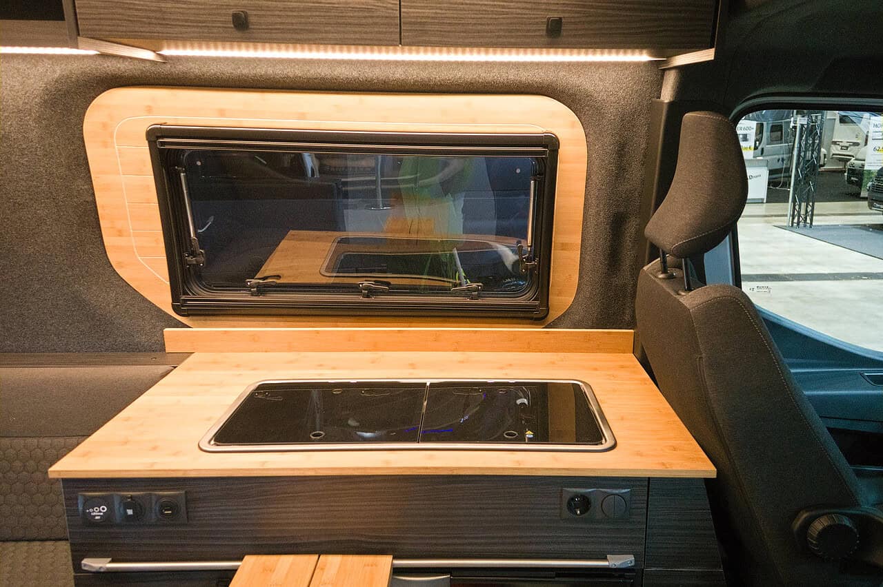 E-Camping neu gedacht: Was das Reichweiten-Wunder Nissan Interstar Eifelland auf der CMT so besonders macht 10 nissan interstar eifelland kuechenblock