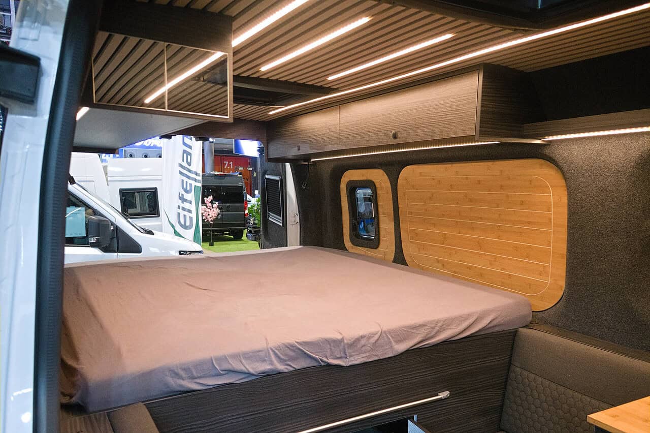 E-Camping neu gedacht: Was das Reichweiten-Wunder Nissan Interstar Eifelland auf der CMT so besonders macht 8 Nissan Interstar Eifelland auf der CMT 2026 - Bett im Heck