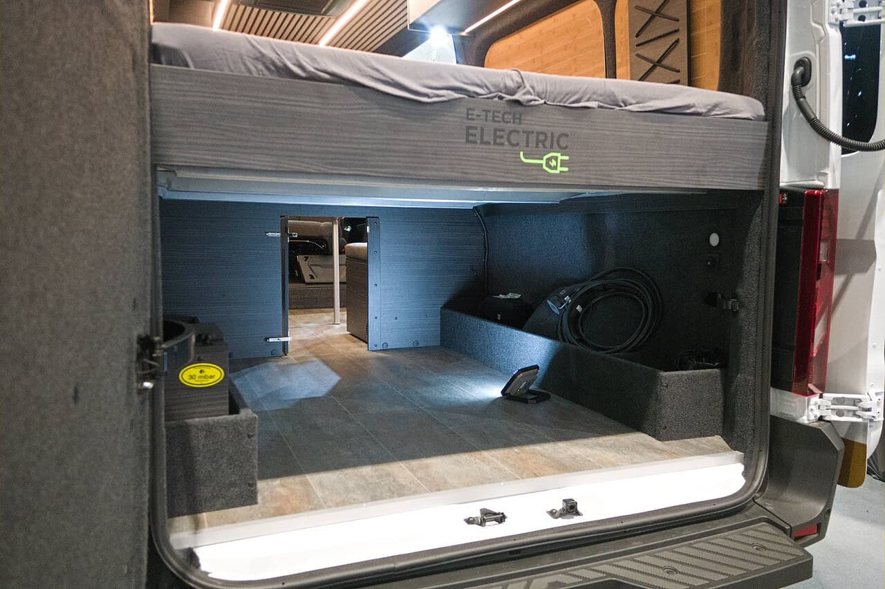 E-Camping neu gedacht: Was das Reichweiten-Wunder Nissan Interstar Eifelland auf der CMT so besonders macht 5 nissan interstar eifelland stauraum bett