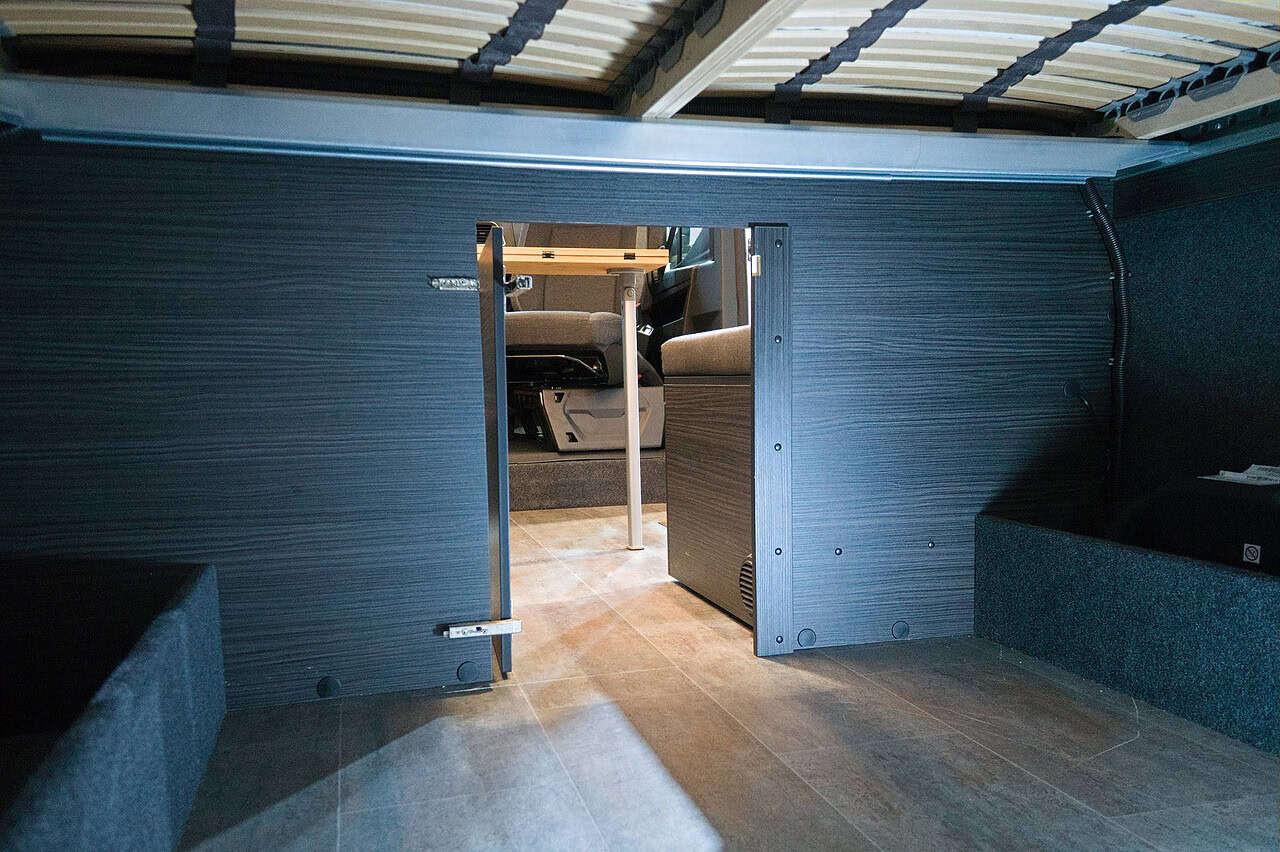 E-Camping neu gedacht: Was das Reichweiten-Wunder Nissan Interstar Eifelland auf der CMT so besonders macht 6 nissan interstar eifelland stauraum bett 2