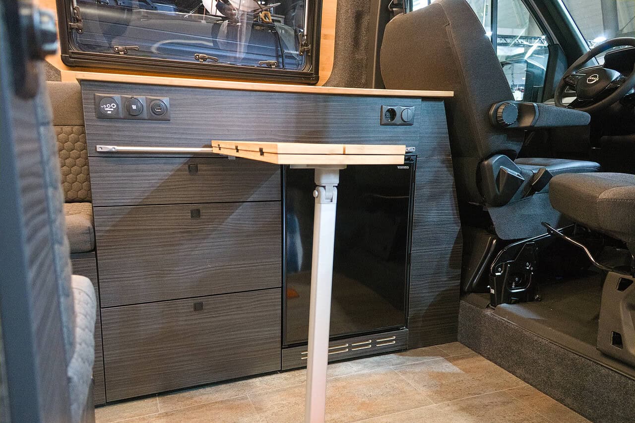 E-Camping neu gedacht: Was das Reichweiten-Wunder Nissan Interstar Eifelland auf der CMT so besonders macht 3 nissan interstar eifelland tisch