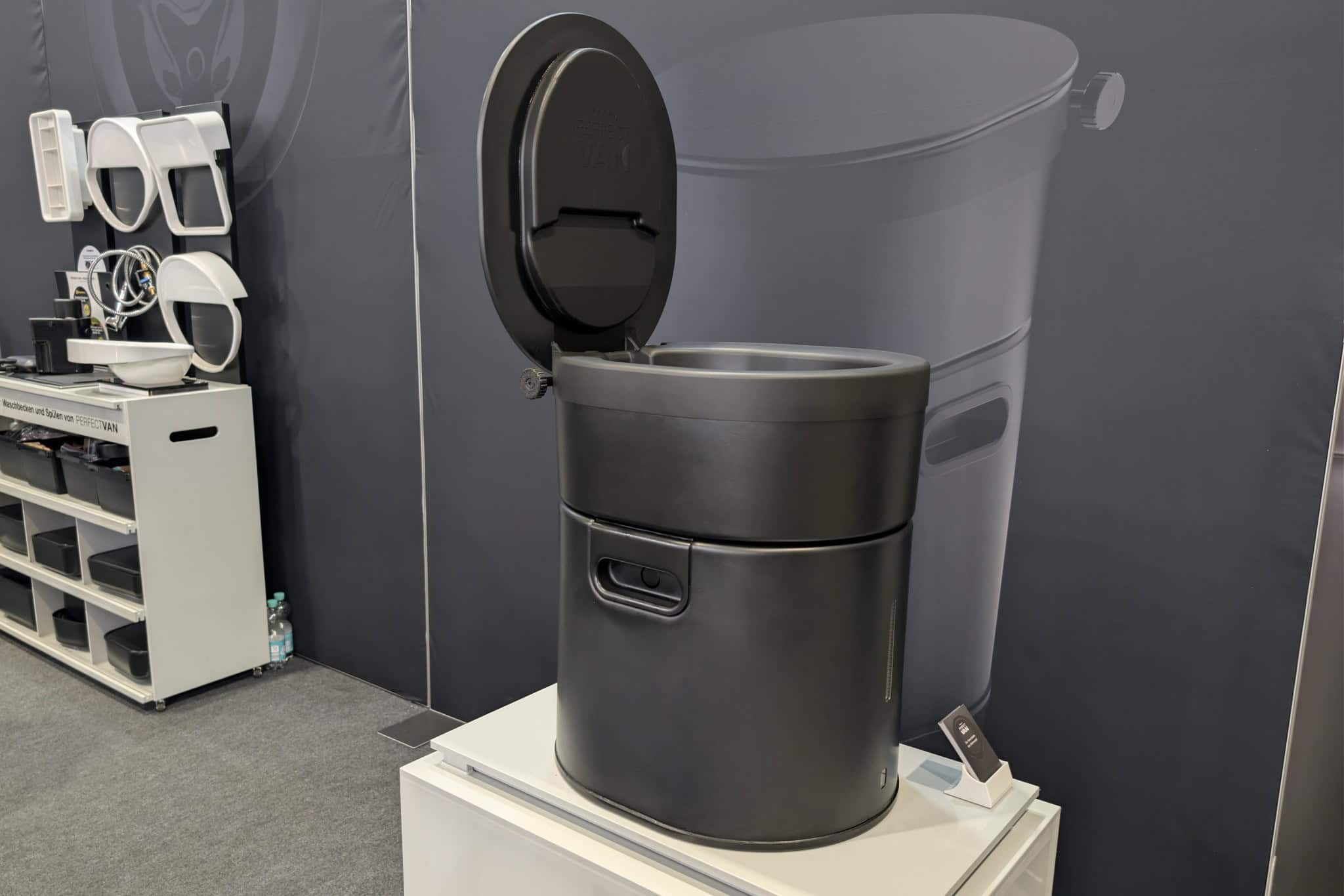 Kein Wasser, keine Chemie, kein Einbau: Ist das die ultimative Camping-Toilette?