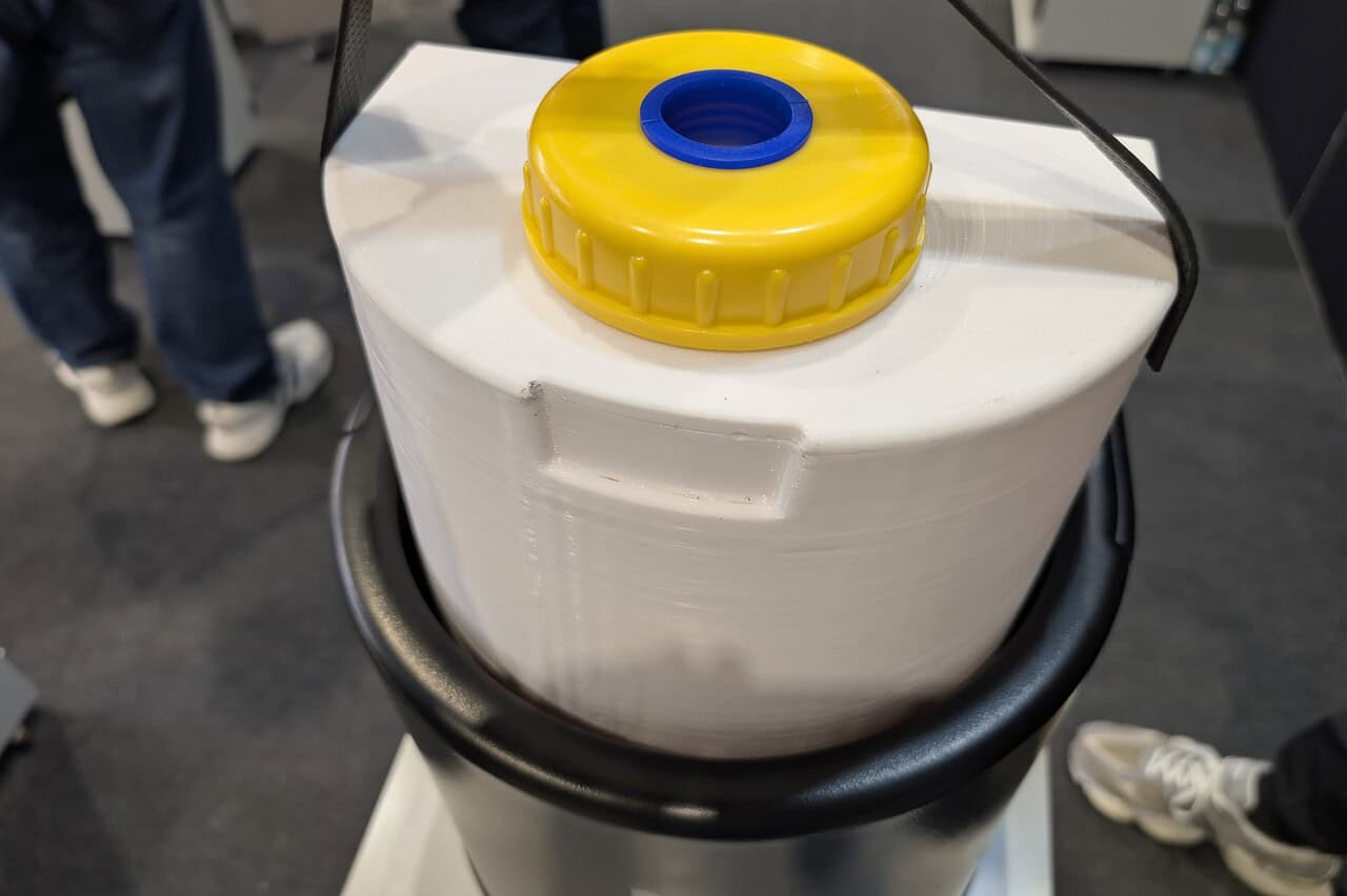 Kein Wasser, keine Chemie, kein Einbau: Ist das die ultimative Camping-Toilette? 3 perfect van indi tt tank seite