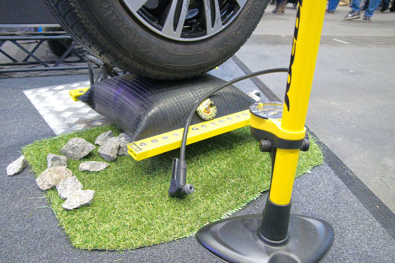 Schluss mit Rangier-Stress: EMUK Air-Lift - Die smarte Alternative zum klobigen Auffahrkeil 2 emuk luftkissen rc hamburg