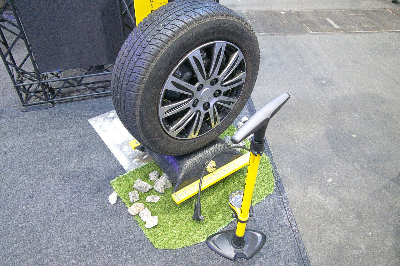 Schluss mit Rangier-Stress: EMUK Air-Lift - Die smarte Alternative zum klobigen Auffahrkeil 6 emuk rc hamburg pumpe