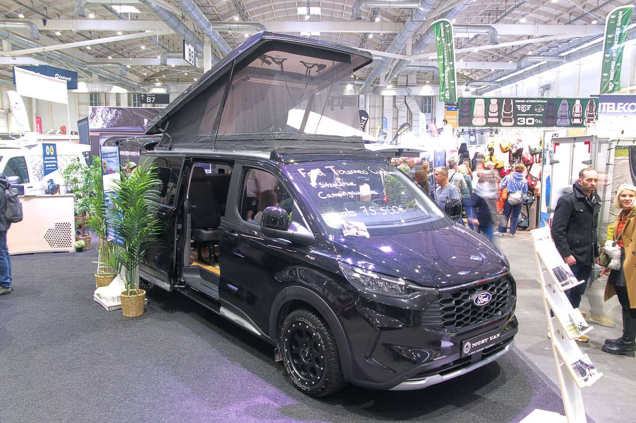 Für den Alltag und Camping-Reisen: Dieser Ford-Camper passt in jede Parklücke und zu jedem Abenteuer 2 moby van aussen blau