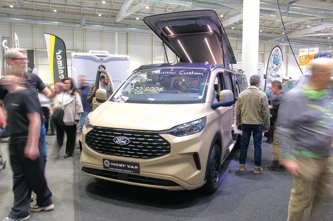 Für den Alltag und Camping-Reisen: Dieser Ford-Camper passt in jede Parklücke und zu jedem Abenteuer 3 moby van aussen gold 2