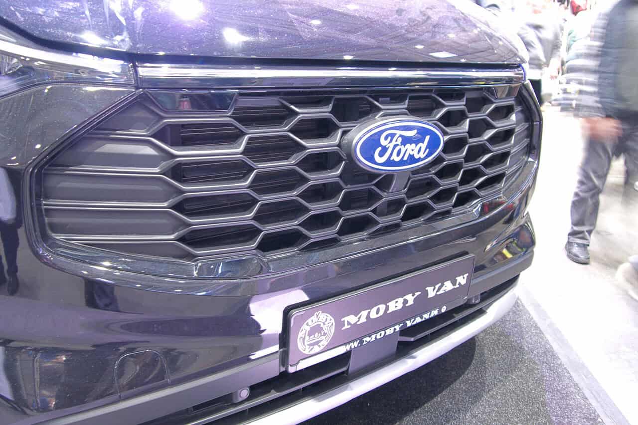 Für den Alltag und Camping-Reisen: Dieser Ford-Camper passt in jede Parklücke und zu jedem Abenteuer 13 moby van front