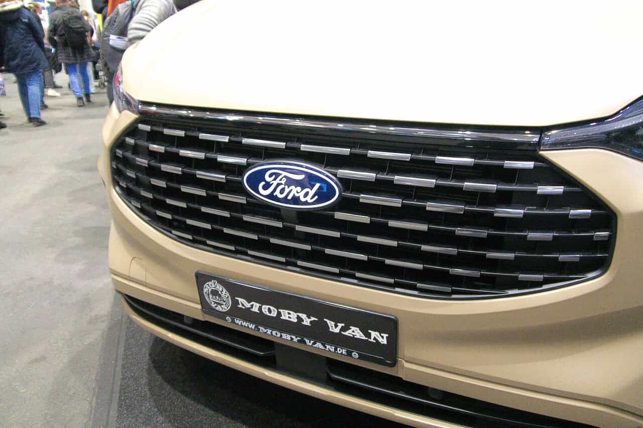 Für den Alltag und Camping-Reisen: Dieser Ford-Camper passt in jede Parklücke und zu jedem Abenteuer 14 moby van front gold