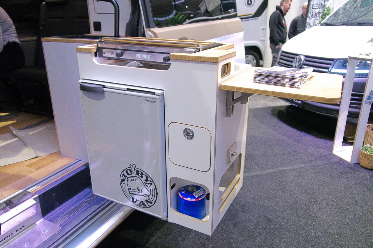 Für den Alltag und Camping-Reisen: Dieser Ford-Camper passt in jede Parklücke und zu jedem Abenteuer 4 moby van kuechenmodul