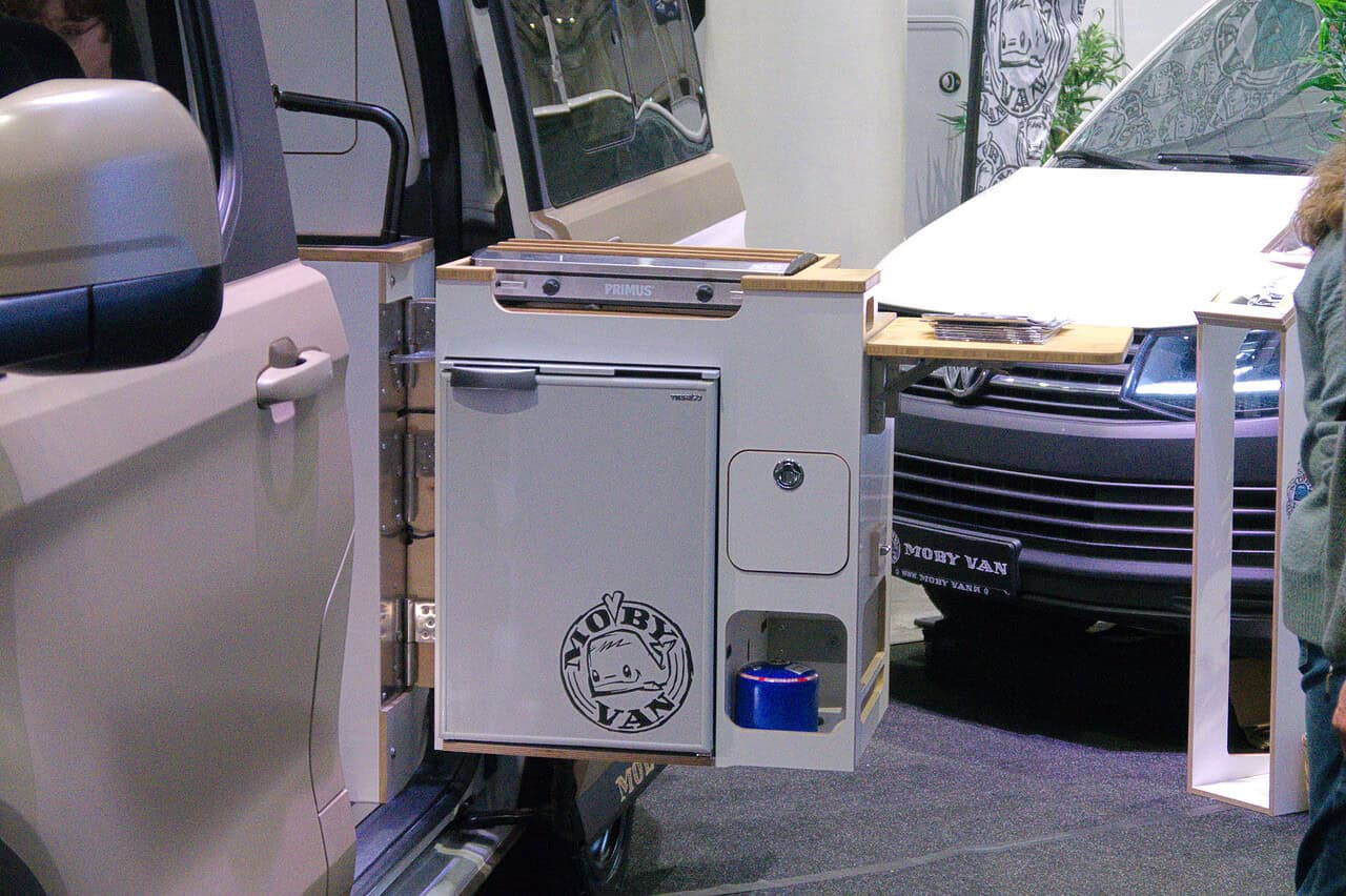 Für den Alltag und Camping-Reisen: Dieser Ford-Camper passt in jede Parklücke und zu jedem Abenteuer 5 moby van kuechenmodul 2