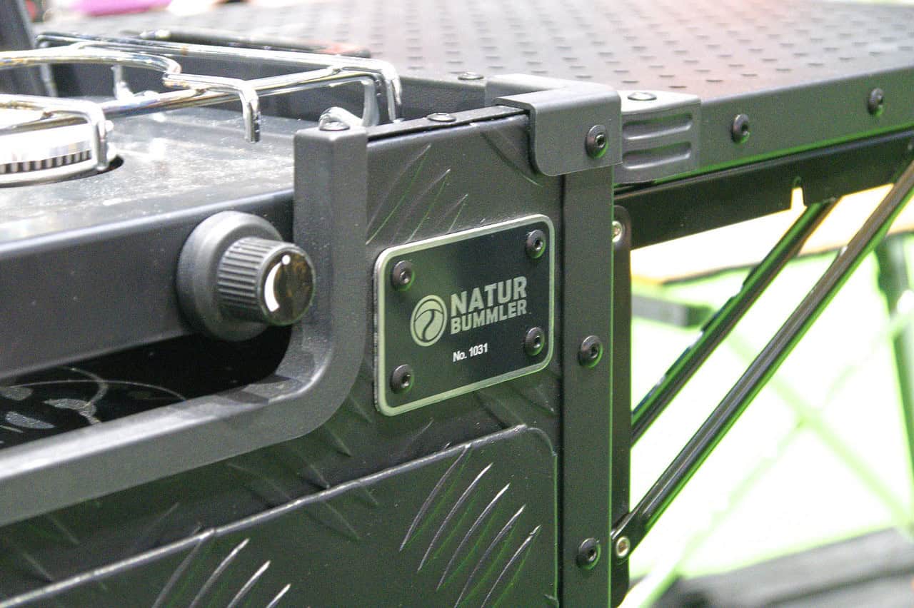Kochen wie zu Hause, nur mit besserer Aussicht: Komfort-Upgrade für dein Vanlife 2 Naturbummler CompactCook+ 2.0 Campingküche auf der REISEN & CARAVANING Hamburg 2026 - Nahaufname Logo