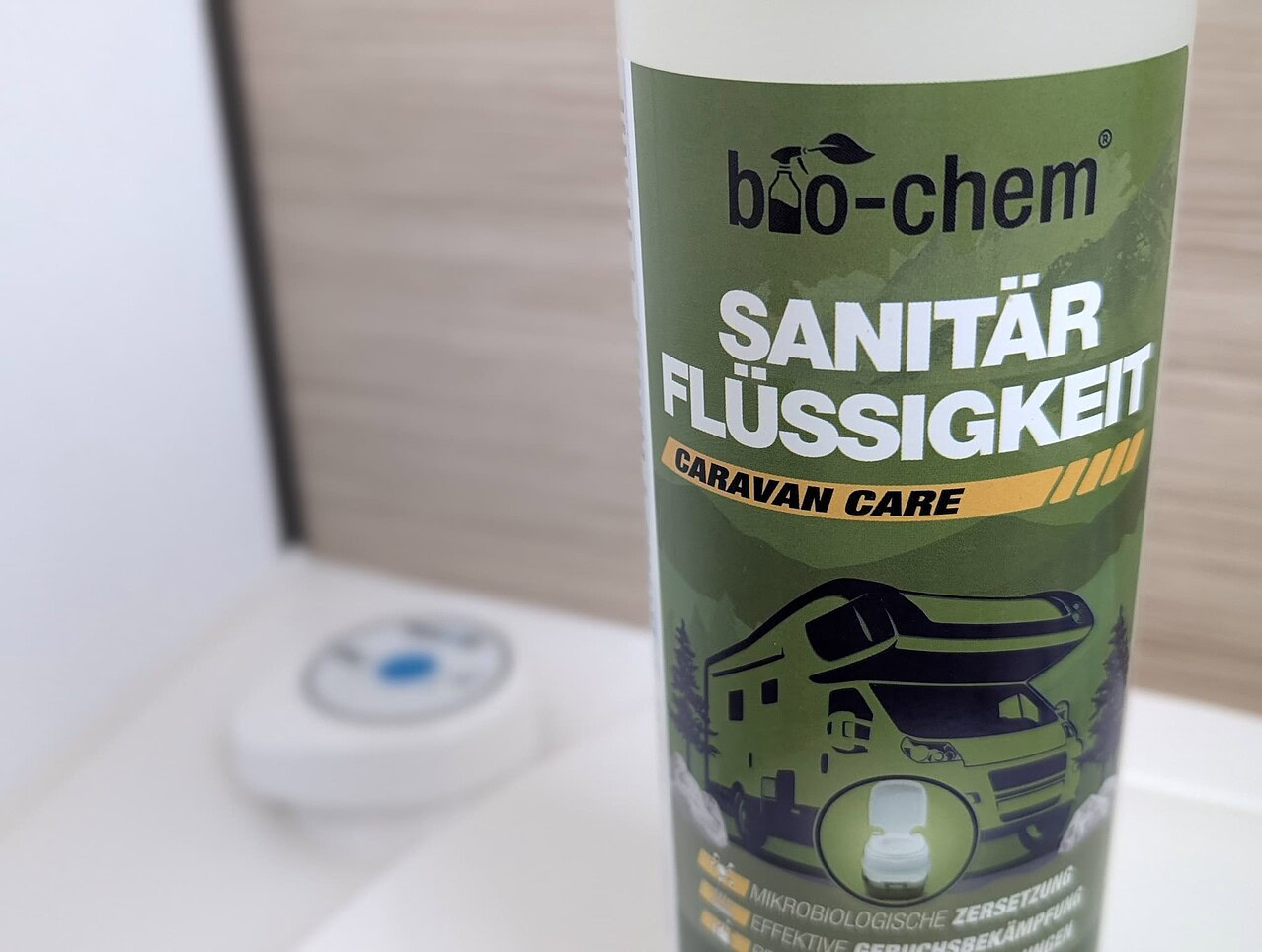 Umweltfreundliche Toilettenzusätze im Vergleichstest: bio-chem vs. awiwa – welche mikrobiologische Sanitärflüssigkeit überzeugt? 2 bio chem sanitaerfluessigkeit chemietoilette wohnwagen wohnmobil
