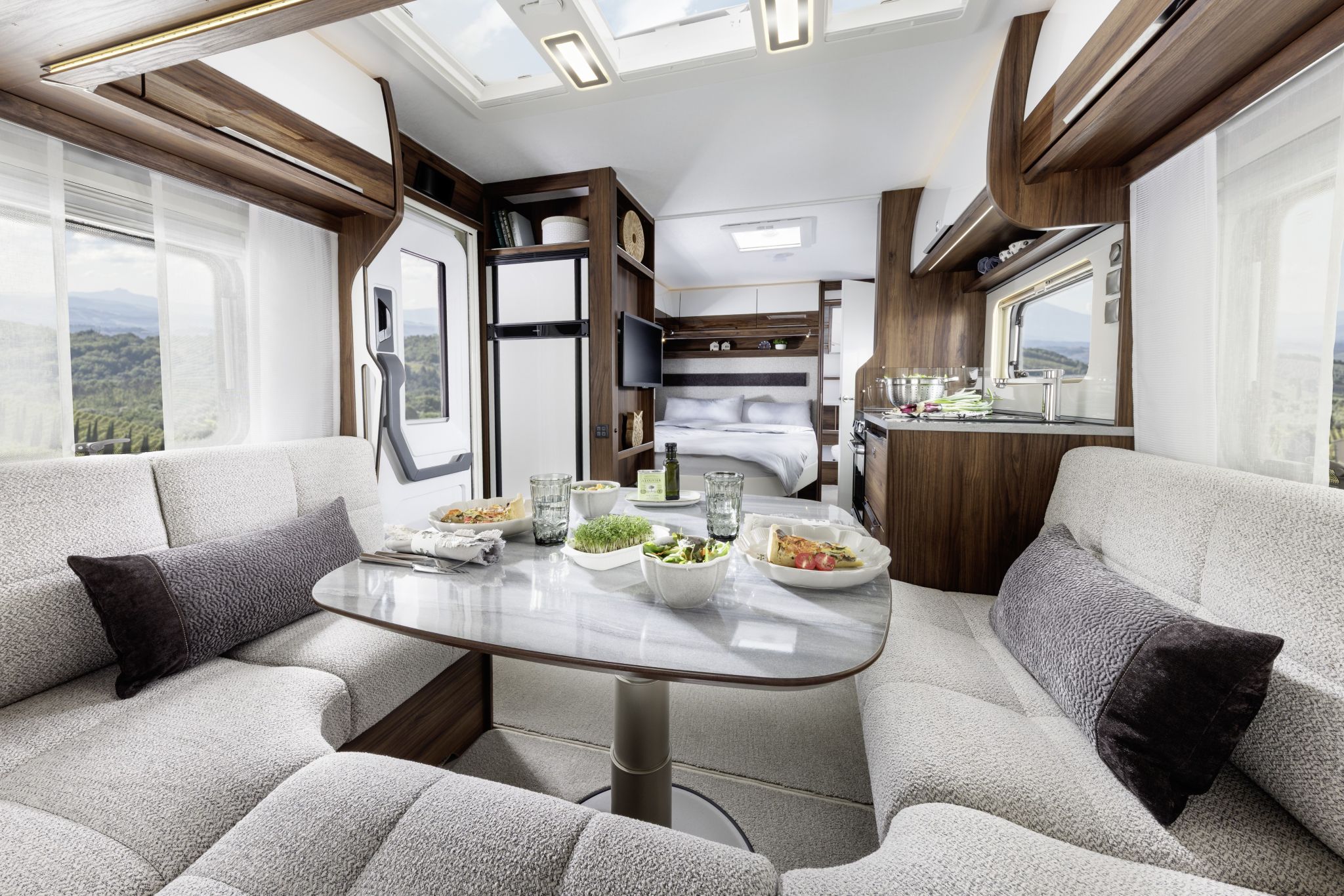 Mit Warmwasser-Heizung und XXL-Kühlschrank: Dieser Wohnwagen fühlt sich an wie eine Luxuswohnung 4 Mit Warmwasser-Heizung und XXL-Kühlschrank: Dieser Wohnwagen fühlt sich an wie eine Luxuswohnung